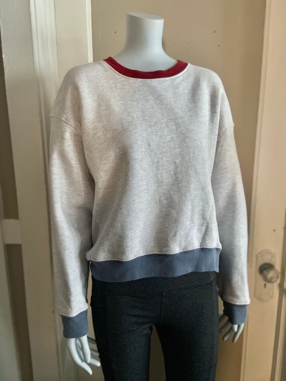 Sundry Light Gray Crew Neck Crop Sweatshirt Womens sz 3 (Fits like a M/L)
